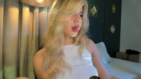Snapshot of mia_curry chatting on 06.10.26 M I A online show from 06.10.26
