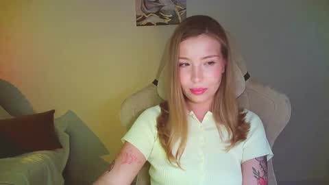 Snapshot of mia_fleur_ chatting on 07.14.26 Mia online show from 07.14.26