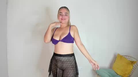 Snapshot of mia_hansper chatting on 01.08.25 Mia online show from 01.08.25
