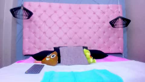 Mia online show from 11.26.25