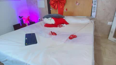 MIALOPEZ      .     Y      .      online show from 02.15.26