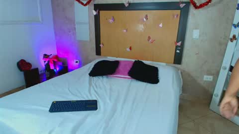 MIALOPEZ      .     Y      .      online show from 03.12.26