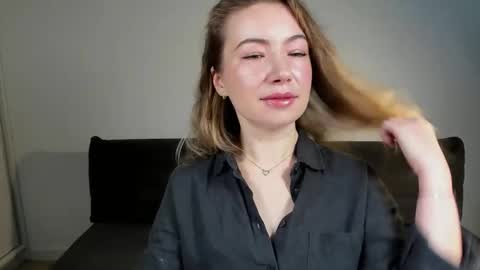 Mia online show from 11.26.25