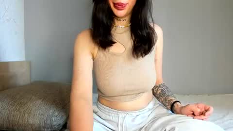 Snapshot of mia_meeeow chatting on 06.17.26 Mia online show from 06.17.26