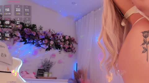 Snapshot of mia_milana chatting on 01.28.25   online show from 01.28.25
