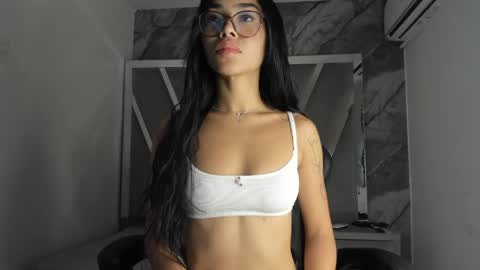 Snapshot of mia_petiteht chatting on 04.28.26 mia_petiteht online show from 04.28.26