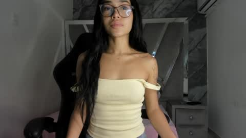 Snapshot of mia_petiteht chatting on 05.08.26 mia_petiteht online show from 05.08.26