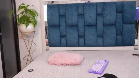 mia online show from 04.15.26