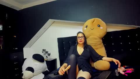 mia_simmons_ online show from 04.28.26