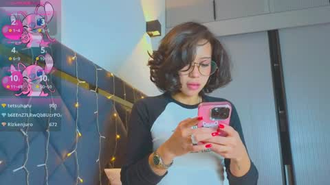 Snapshot of mia_sirenia chatting on 01.12.25 Mia online show from 01.12.25
