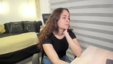 Mia   online show from 11.10.25