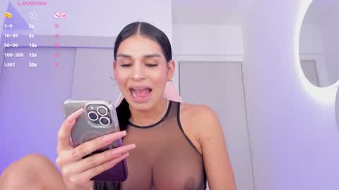 Snapshot of mia_yourmommy chatting on 12.17.24     online show from 12.17.24