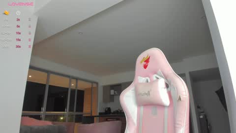 Snapshot of mia_yourmommy chatting on 01.22.25     online show from 01.22.25