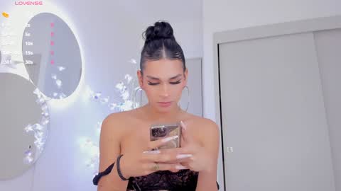 Snapshot of mia_yourmommy chatting on 02.03.25     online show from 02.03.25