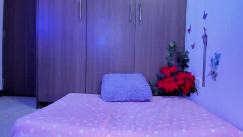 mia  nicolle online show from 12.10.24