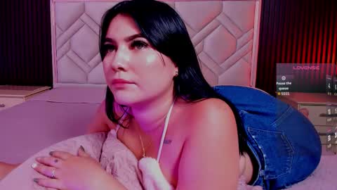 Snapshot of miaafarrel chatting on 10.21.25 Miaa Farrel online show from 10.21.25