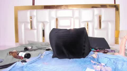 Mia  online show from 02.13.25