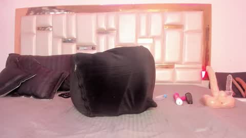 Mia  online show from 02.19.25