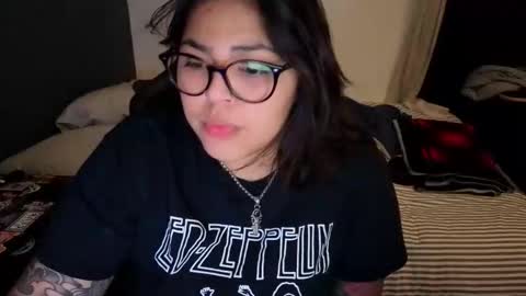 Snapshot of miacanela_xo chatting on 05.03.26 Mia online show from 05.03.26