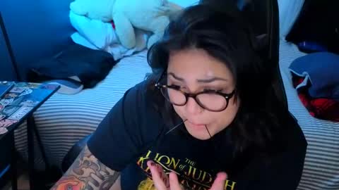 Snapshot of miacanela_xo chatting on 05.13.26 Mia online show from 05.13.26