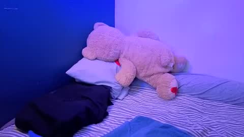 Snapshot of miacanela_xo chatting on 05.19.26 Mia online show from 05.19.26