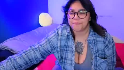 Snapshot of miacanela_xo chatting on 05.25.26 Mia online show from 05.25.26