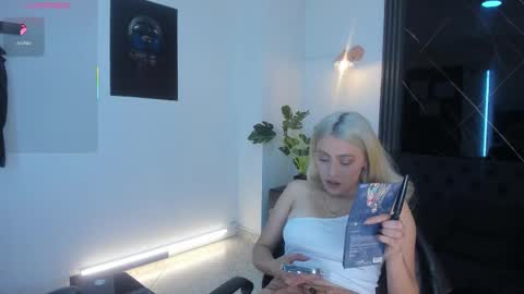 Snapshot of miacarperrlux chatting on 02.10.26 MiaCarper online show from 02.10.26