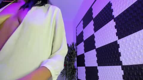 Mia online show from 04.23.26
