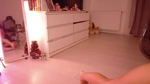 Mia online show from 12.21.25