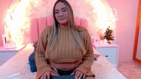 Snapshot of mialaurents chatting on 12.23.25 Mia online show from 12.23.25