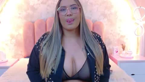 Snapshot of mialaurents chatting on 01.07.26 Mia online show from 01.07.26