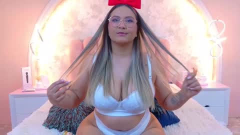 Snapshot of mialaurents chatting on 01.08.26 Mia online show from 01.08.26