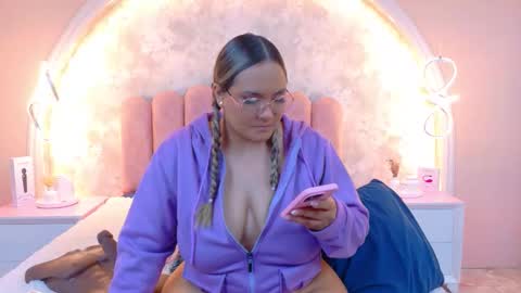 Snapshot of mialaurents chatting on 01.14.26 Mia online show from 01.14.26