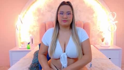 Snapshot of mialaurents chatting on 02.25.26 Mia online show from 02.25.26