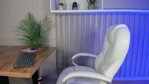 Mia  online show from 01.12.25