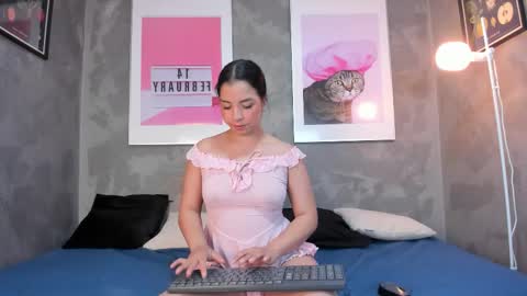 Snapshot of mianyxara_ chatting on 10.11.25 Mia online show from 10.11.25