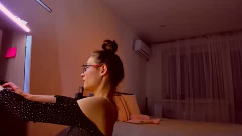 Mia online show from 03.12.26