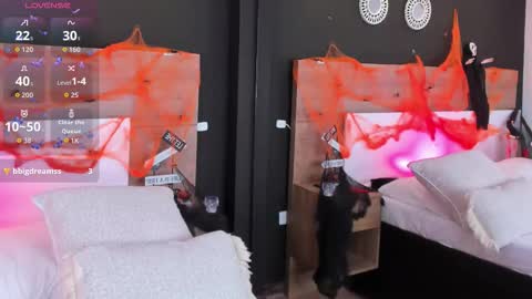 Mia online show from 10.31.25