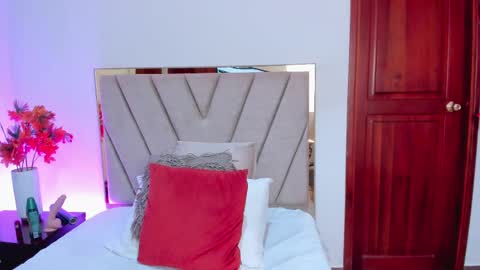 Snapshot of miavalente chatting on 01.11.25 MiaValente online show from 01.11.25