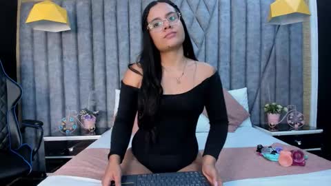 Mia online show from 10.16.25