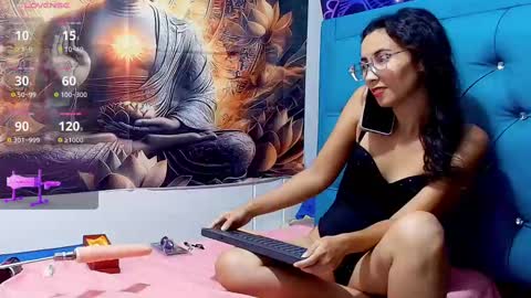 Snapshot of miawild_ chatting on 10.07.25 Mia online show from 10.07.25