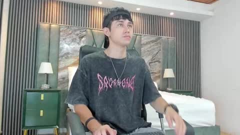 Snapshot of michaeel_blue chatting on 09.28.25 Michael online show from 09.28.25