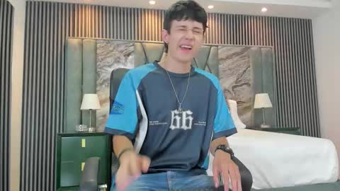 Snapshot of michaeel_blue chatting on 10.01.25 Michael online show from 10.01.25