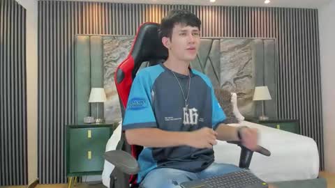 Snapshot of michaeel_blue chatting on 10.03.25 Michael online show from 10.03.25