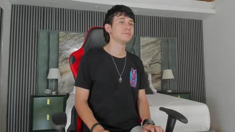 Snapshot of michaeel_blue chatting on 10.04.25 Michael online show from 10.04.25