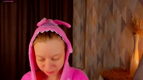 Snapshot of michelle_blond chatting on 05.18.26 michelle_blond online show from 05.18.26