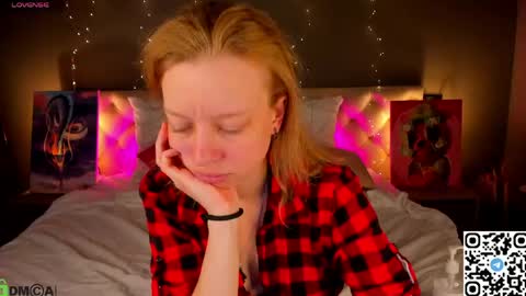 Snapshot of michelle_blond chatting on 05.19.26 michelle_blond online show from 05.19.26