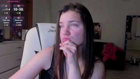 Snapshot of michelle_mir chatting on 01.12.25 Michelle online show from 01.12.25