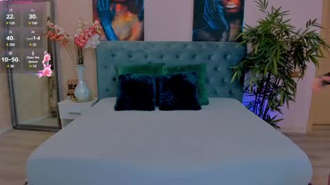 Snapshot of michellereys chatting on 02.08.25 michellereys online show from 02.08.25