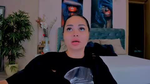 Snapshot of michellereys chatting on 09.28.25 michellereys online show from 09.28.25